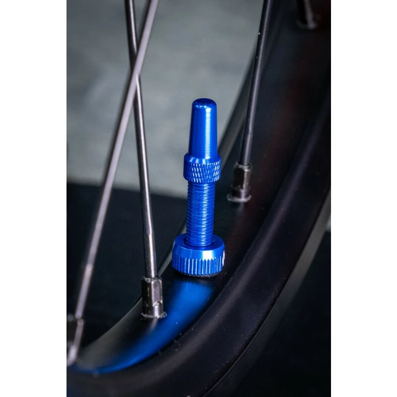 Muc-Off V2 Tubeless Ventil Kit 44mm/blue 6 Muc-Off V2 Tubeless Ventil Kit 44mm/blue – Bild 4