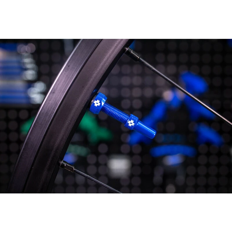 Muc-Off V2 Tubeless Ventil Kit 44mm/blue 7 Muc-Off V2 Tubeless Ventil Kit 44mm/blue – Bild 5