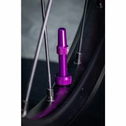 Muc-Off V2 Tubeless Ventil Kit 44mm/purple 10 Muc-Off V2 Tubeless Ventil Kit 44mm/purple -Fahrradladen muc off v2 tubeless ventil kit 44mm purple4