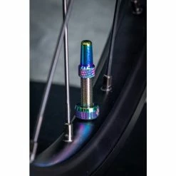 Muc-Off V2 Tubeless Ventil Kit 60mm/iridescent -Fahrradladen muc off v2 tubeless ventil kit 60mm iridescent4