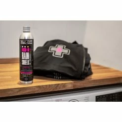 Muc-Off Wash-In Rain Shield Re-Proofer 300ml 9 Muc-Off Wash-In Rain Shield Re-Proofer 300ml -Fahrradladen muc off wash in rain shield re proofer 300ml2