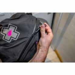 Muc-Off Wash-In Rain Shield Re-Proofer 300ml 10 Muc-Off Wash-In Rain Shield Re-Proofer 300ml -Fahrradladen muc off wash in rain shield re proofer 300ml3