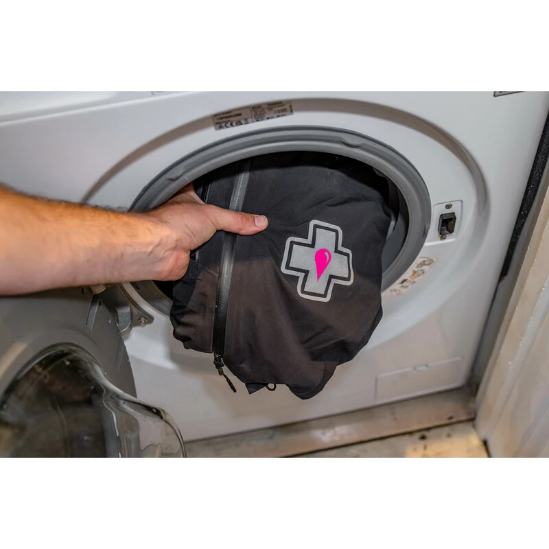 Muc-Off Wash-In Rain Shield Re-Proofer 300ml 6 Muc-Off Wash-In Rain Shield Re-Proofer 300ml – Bild 4