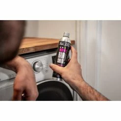 Muc-Off Wash-In Rain Shield Re-Proofer 300ml 12 Muc-Off Wash-In Rain Shield Re-Proofer 300ml -Fahrradladen muc off wash in rain shield re proofer 300ml5