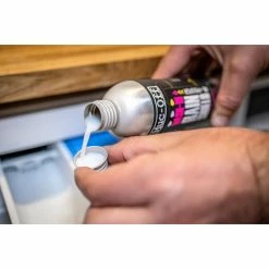 Muc-Off Wash-In Rain Shield Re-Proofer 300ml 13 Muc-Off Wash-In Rain Shield Re-Proofer 300ml -Fahrradladen muc off wash in rain shield re proofer 300ml6