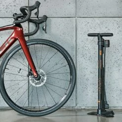 SKS Standpumpe Airmotion 12.0 Stahl Multi Valve Schwarz/orange -Fahrradladen sks standpumpe airmotion 120 stahl multi valve schwarz orange8