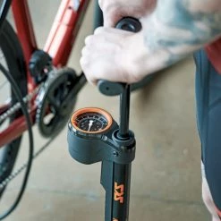 SKS Standpumpe Airmotion 12.0 Stahl Multi Valve Schwarz/orange -Fahrradladen sks standpumpe airmotion 120 stahl multi valve schwarz orange9